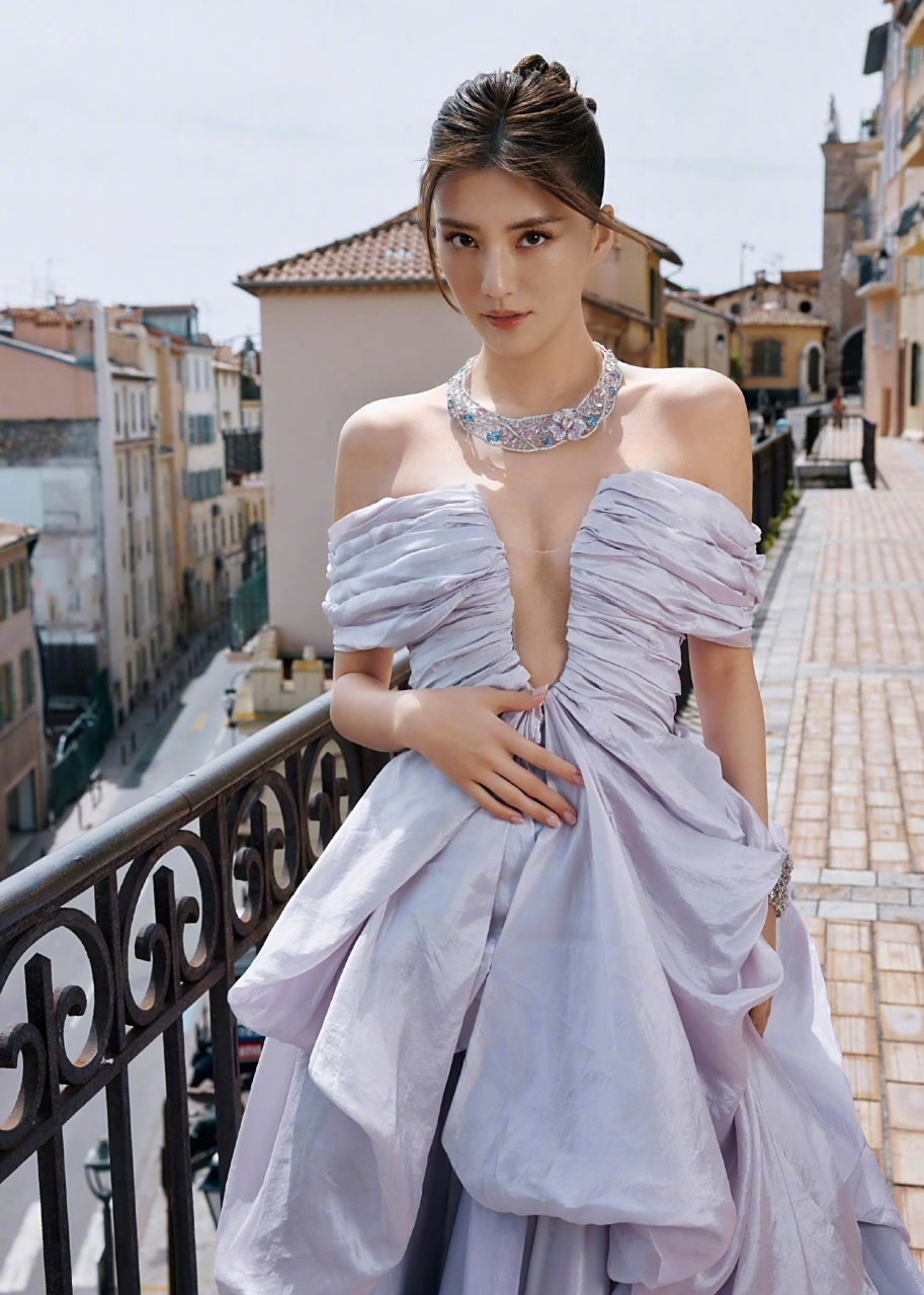 吴千语紫色礼服裙惊艳亮相戛纳.明媚笑容,自信优雅,整个人闪闪发光!