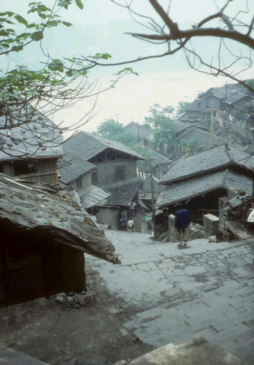 1984年的重庆,那时的重庆 ,还没有这么多的高楼大厦,基本保持了山城的