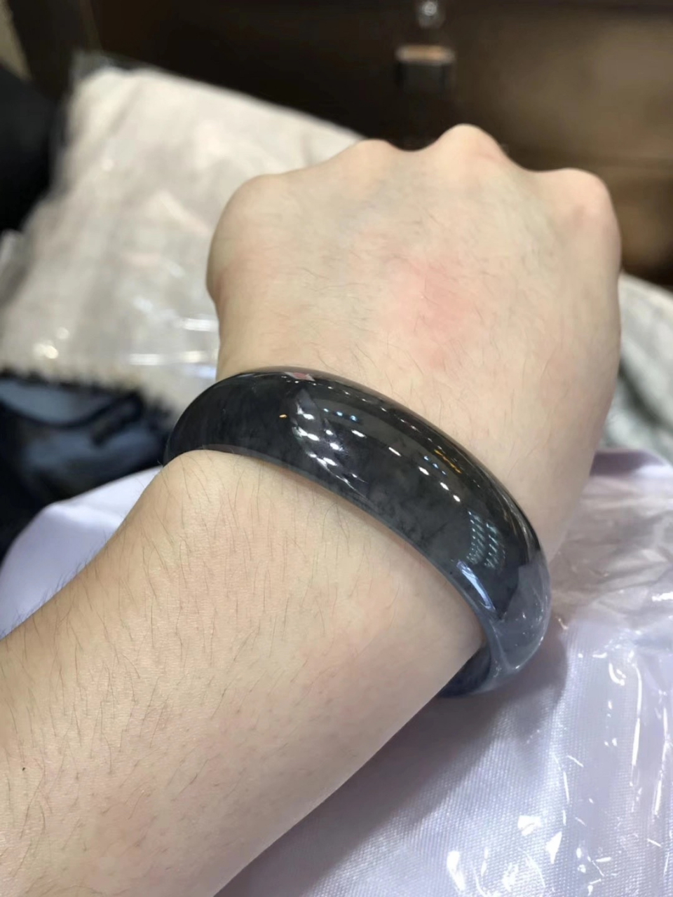 乌鸡种黑冰翡翠手镯  难得一见的,黑高冰飘花贵妃手镯,非常老种.