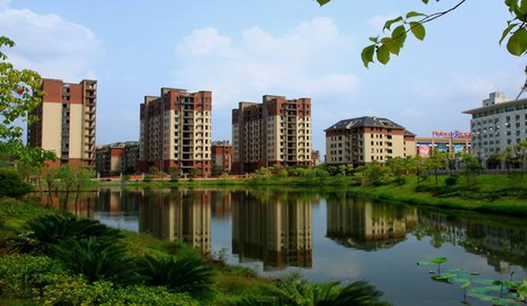 建议大家不要在目前的房价下贷款购买房产.