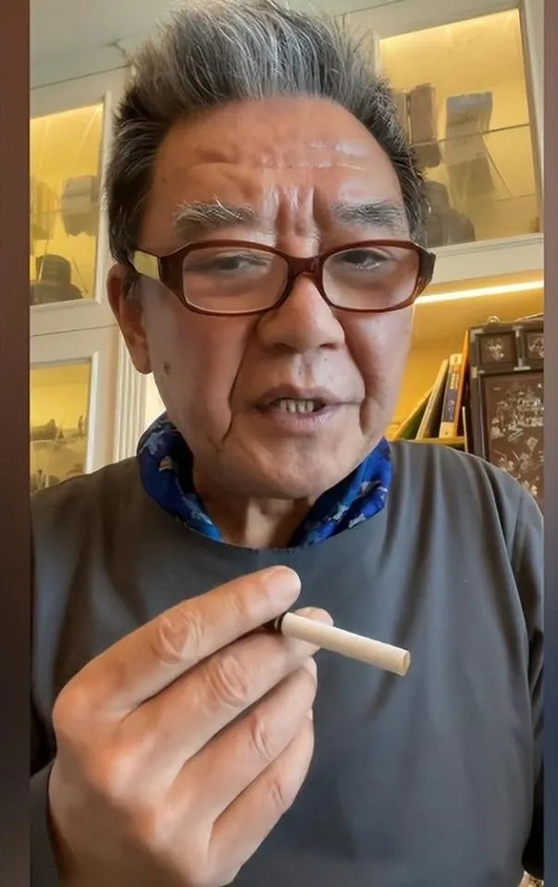 李立群在河南有个同父异母的大哥,李立群的父亲实在放心不下大儿子,就