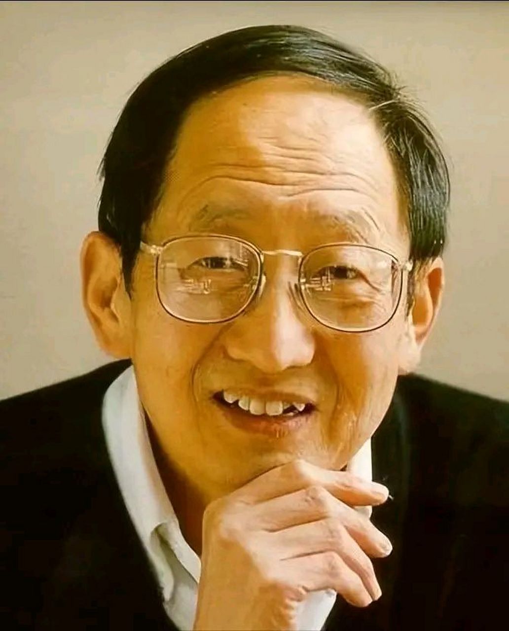 1939年2月28日,崔琦出生在河南省平顶山市宝丰县肖旗乡范庄村的一个