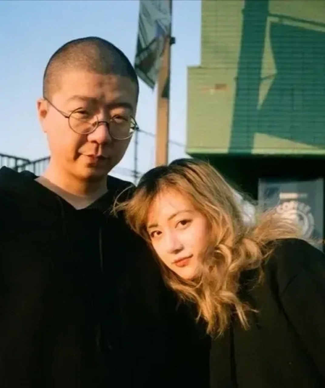 李诞和黑尾酱结婚近三年时间,相识之初李诞直言:"除了快乐,我什么都给