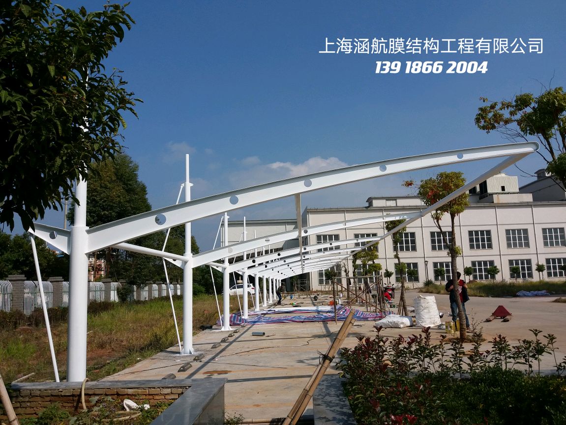停车场汽车遮阳棚,张拉膜结构停车棚钢架膜布制作施工安装流程