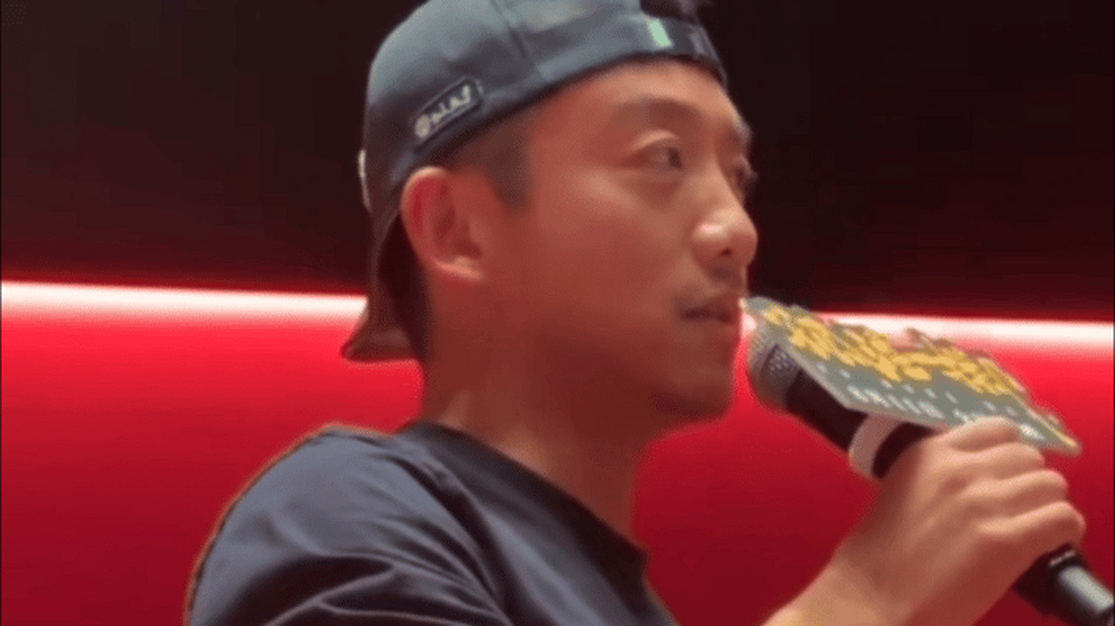 郑恺现身张艺兴,金晨的新电影《孤注一掷》的首映礼,他觉得张艺兴的