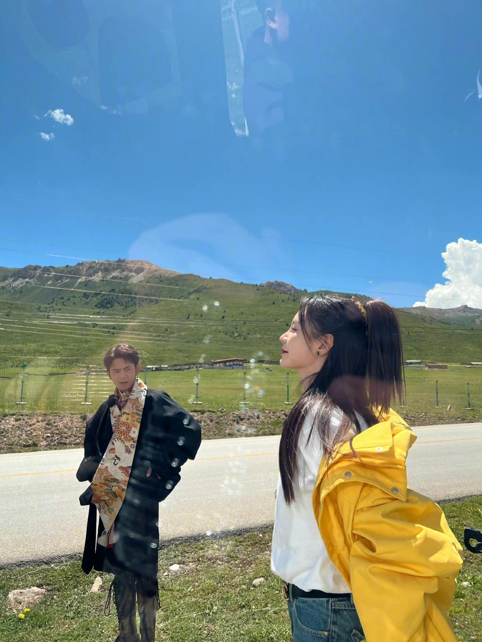 组图：沈梦辰晒穿藏服美照似少女与丁真同框合影尽显异域风情