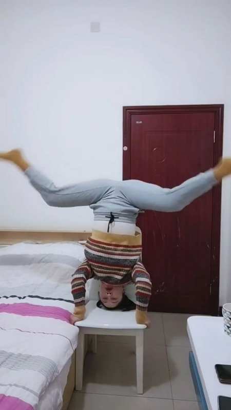 我见过的最牛倒立一字马,没人反对吧-度小视