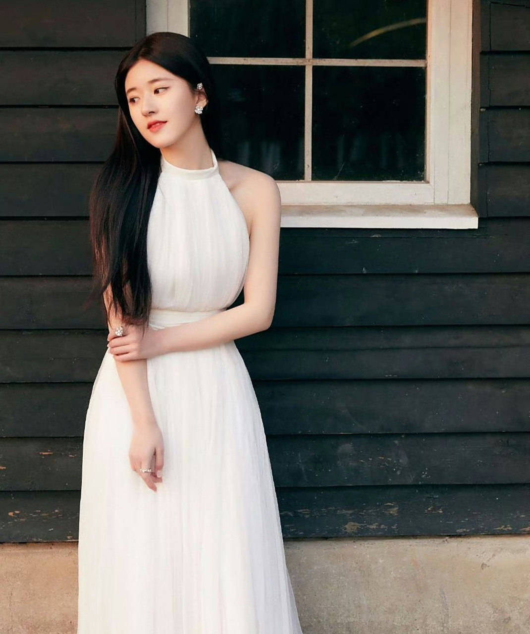 明星穿搭# #赵露思#  赵露思一袭纯白薄纱露背裙,清纯甜美仙气飘.