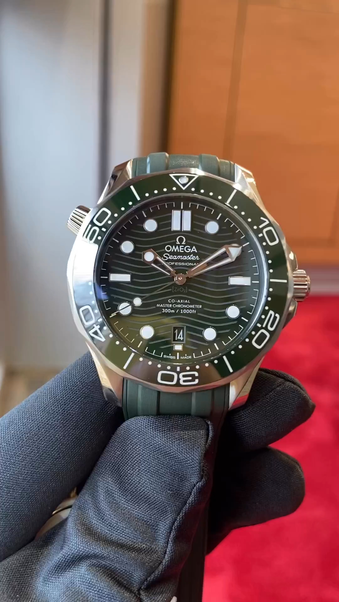 欧米茄海马300橄榄绿,运动通勤都可驾驭