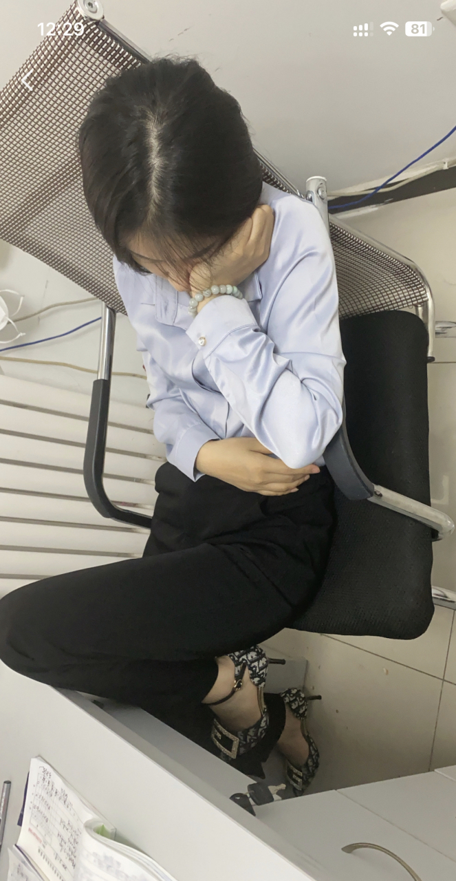 美女坐着就睡着了#日常穿搭