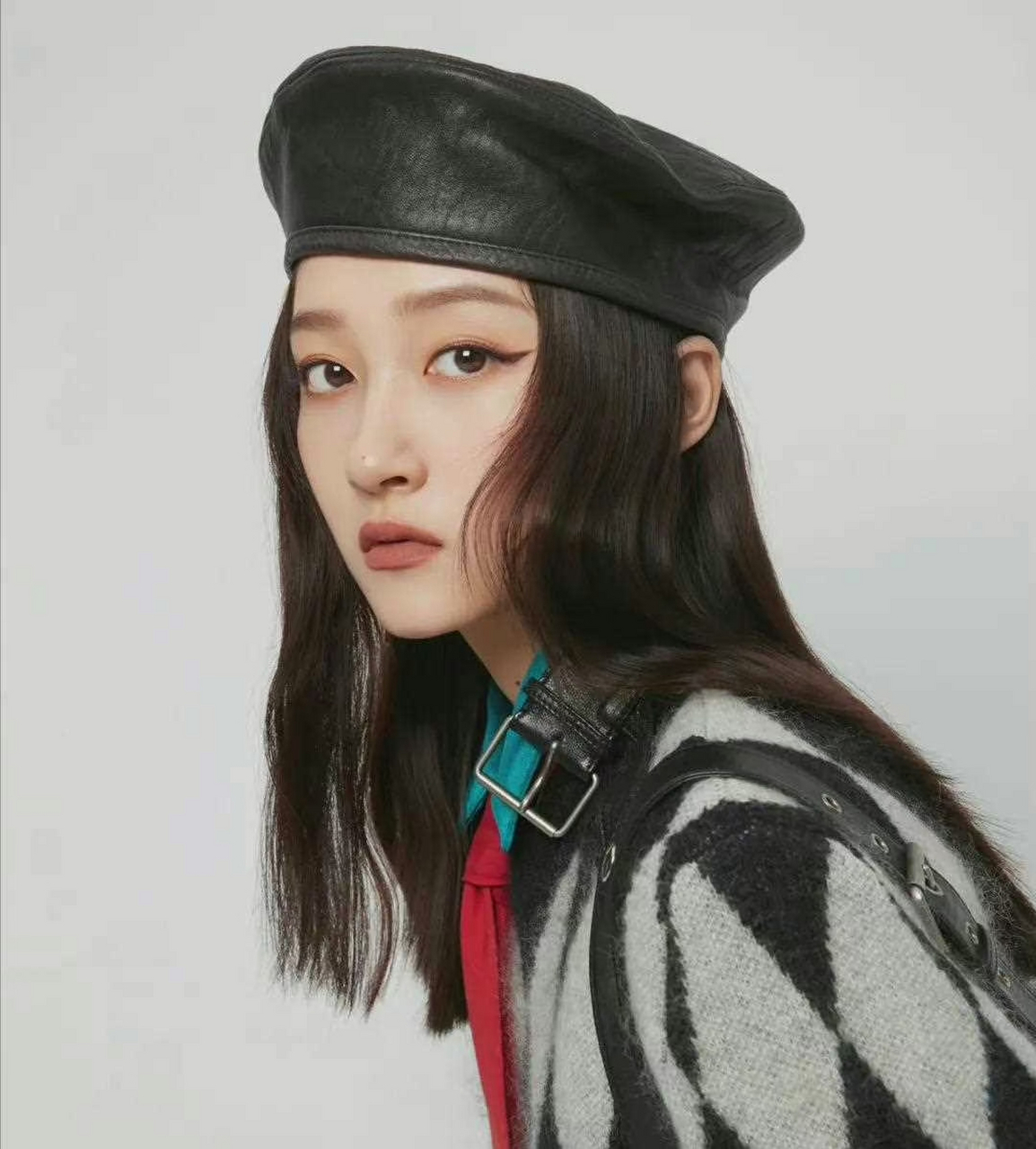 关晓彤新剧造型怼脸拍!头戴黑色礼帽,美得连镜头都变模糊了