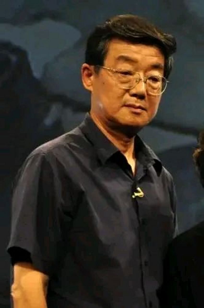 演员车晓彤,在西游记里扮演金角大王,脸上的金粉,涂抹的是铜粉,颜色很