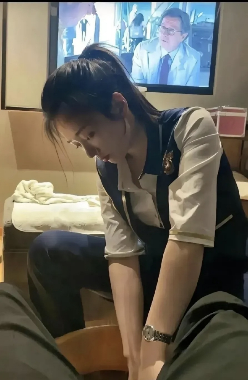 虽然她是个"洗脚妹",透过她的眼神,我能够感觉到她的纯粹,这是一个