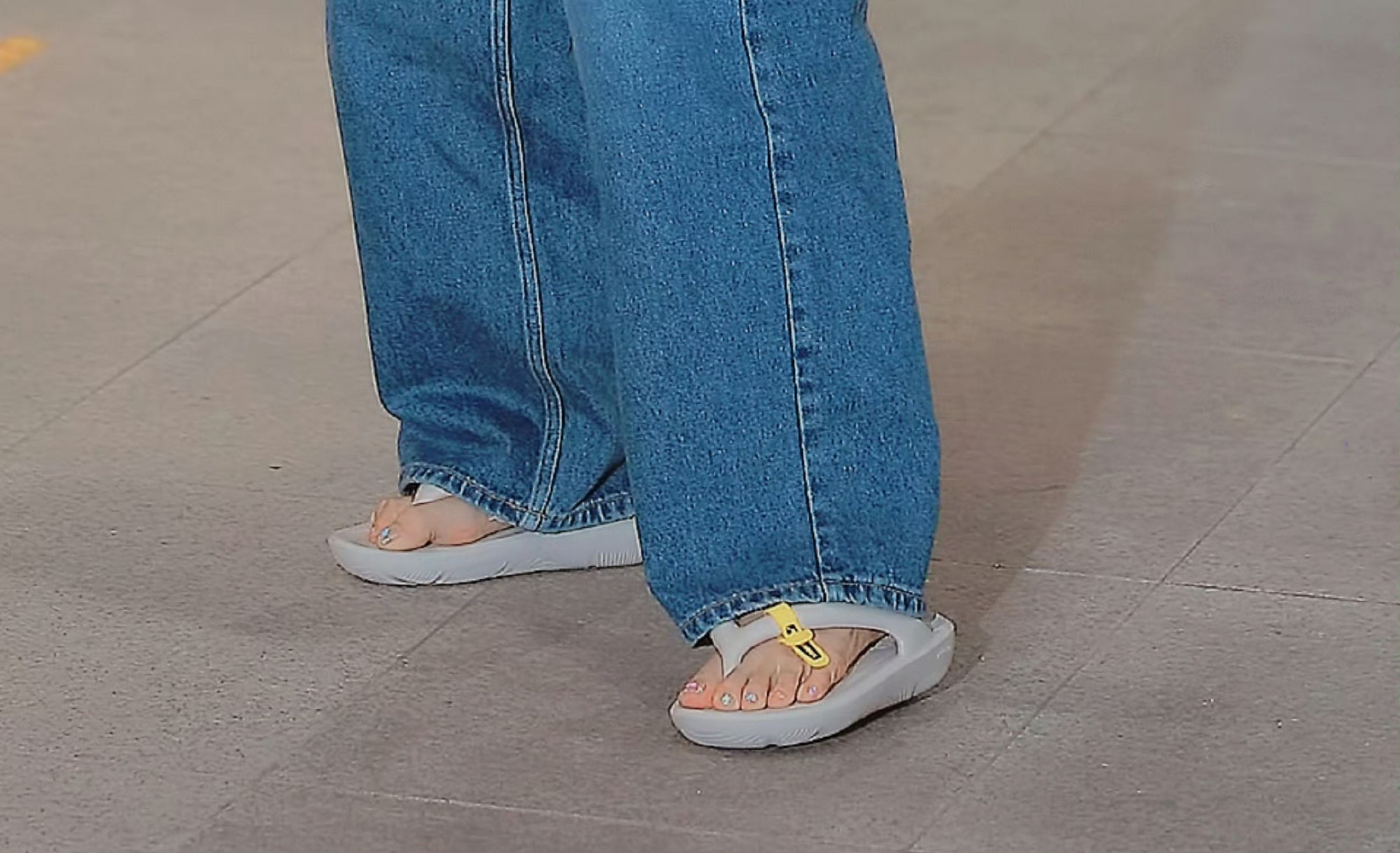 blackpink 金智秀   牛仔裤人字拖美jio丫 [爱你][爱你] 676767