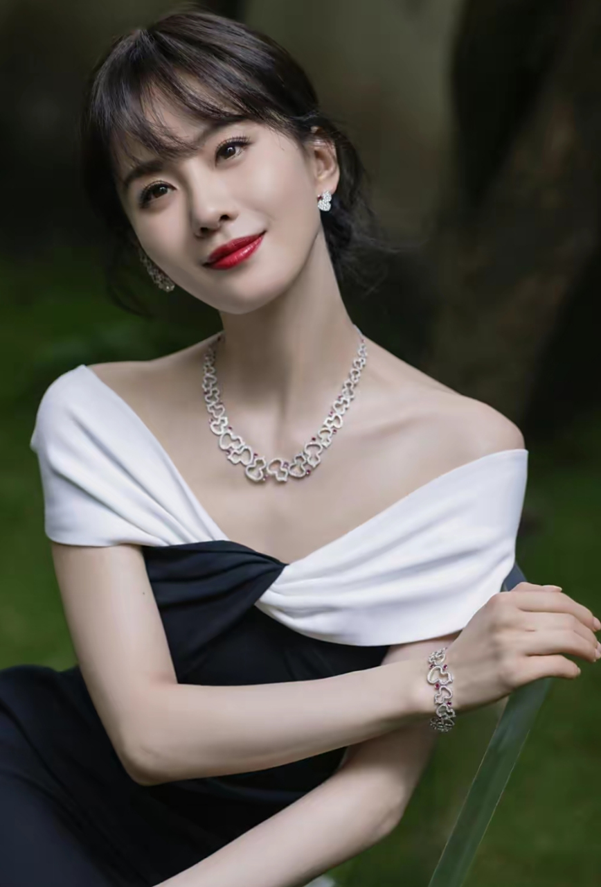 刘诗诗加了刘海看着好像韩国的iu!