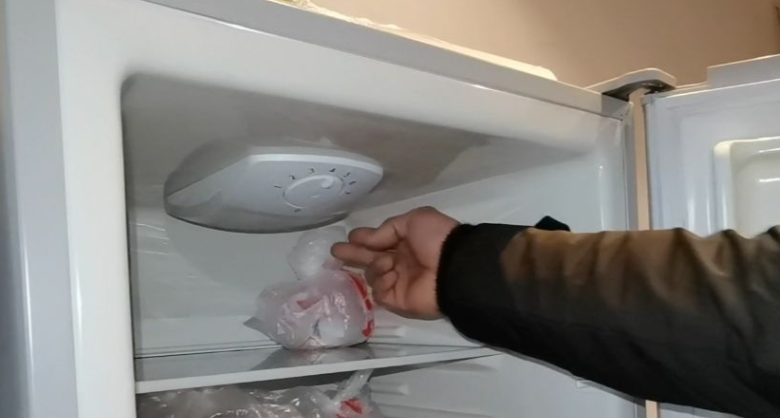 冰箱灯泡坏了应该怎么换呢?