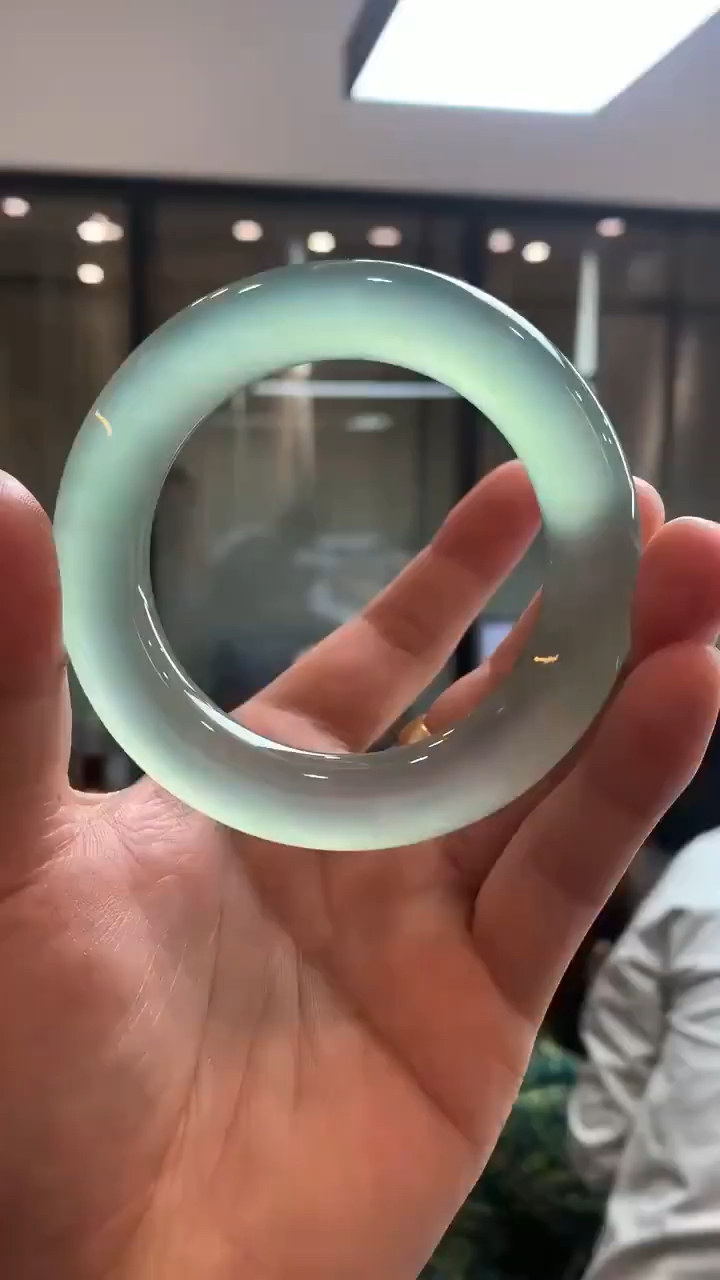 高冰蓝底翡翠手镯,冰透胶润,爱了 爱了-度小视