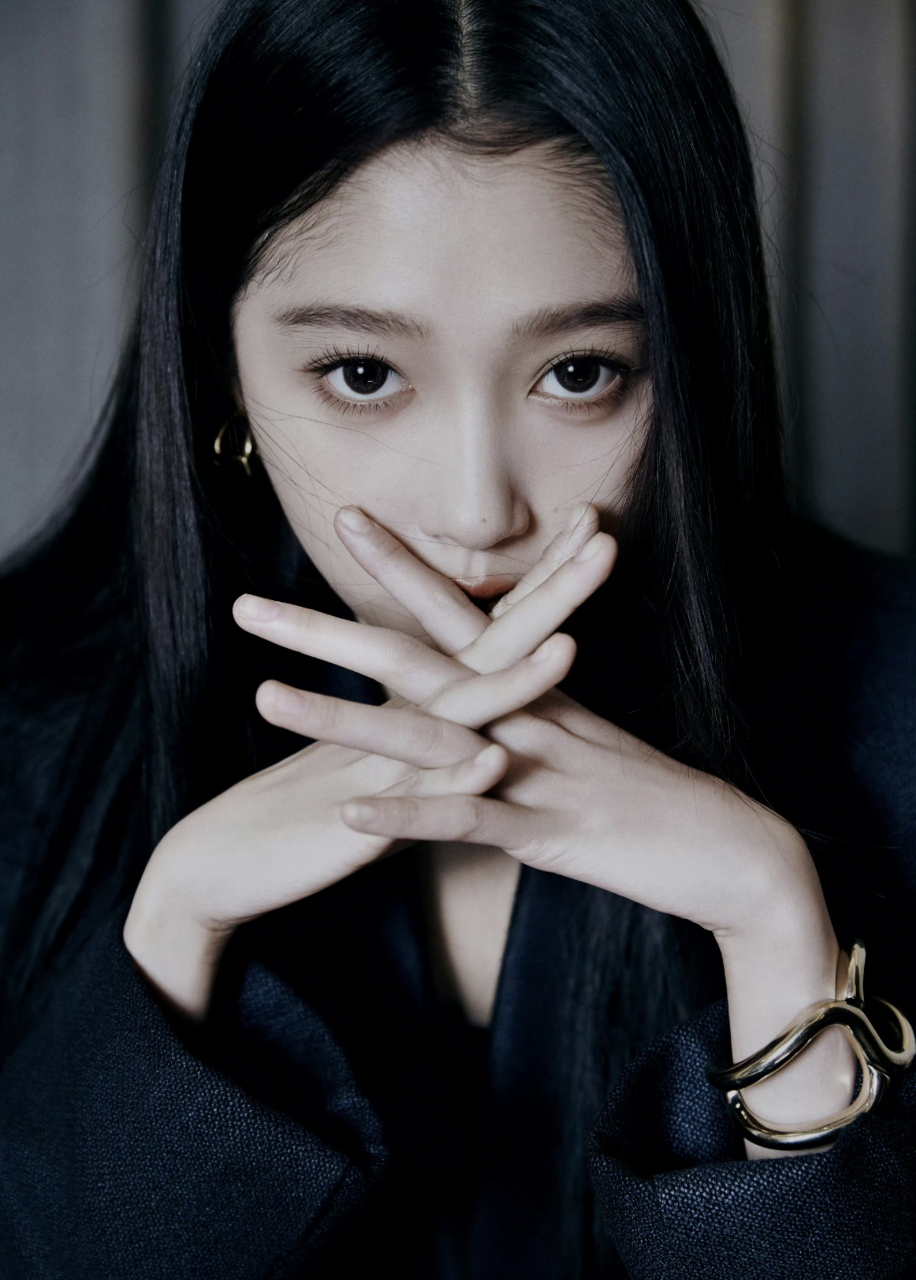 关晓彤这一身西装穿搭简直太酷了,这不妥妥的女霸总吗.