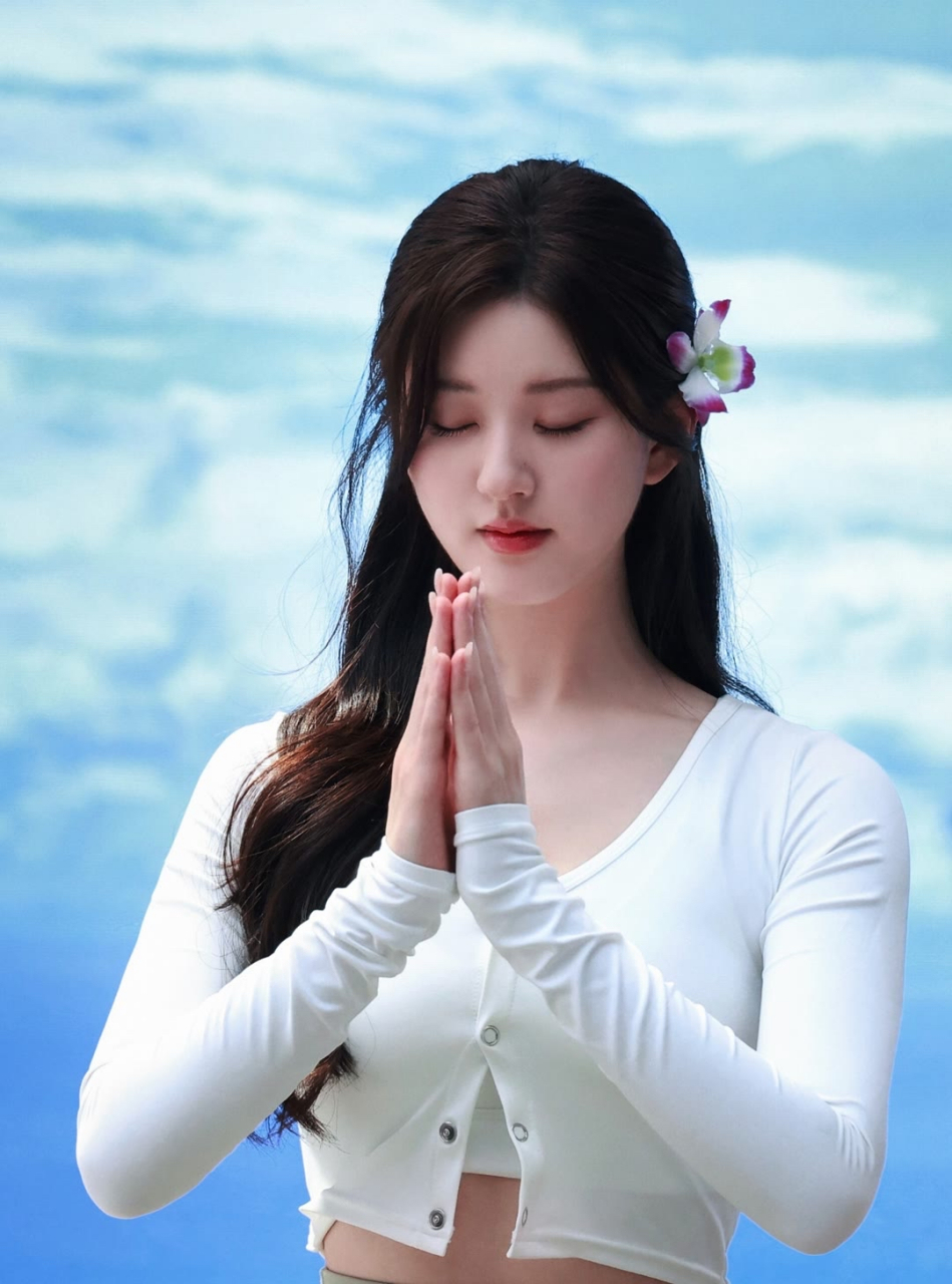 清甜少女,活生生一个大美女#赵露思# #明星# #时尚穿搭