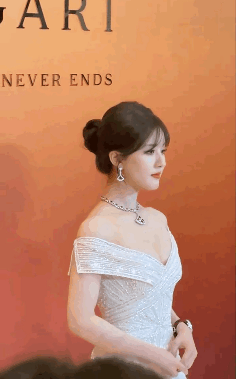 赵露思亮相宝格丽活动现场,绾发77一字肩白色长裙的造型,显得贵气