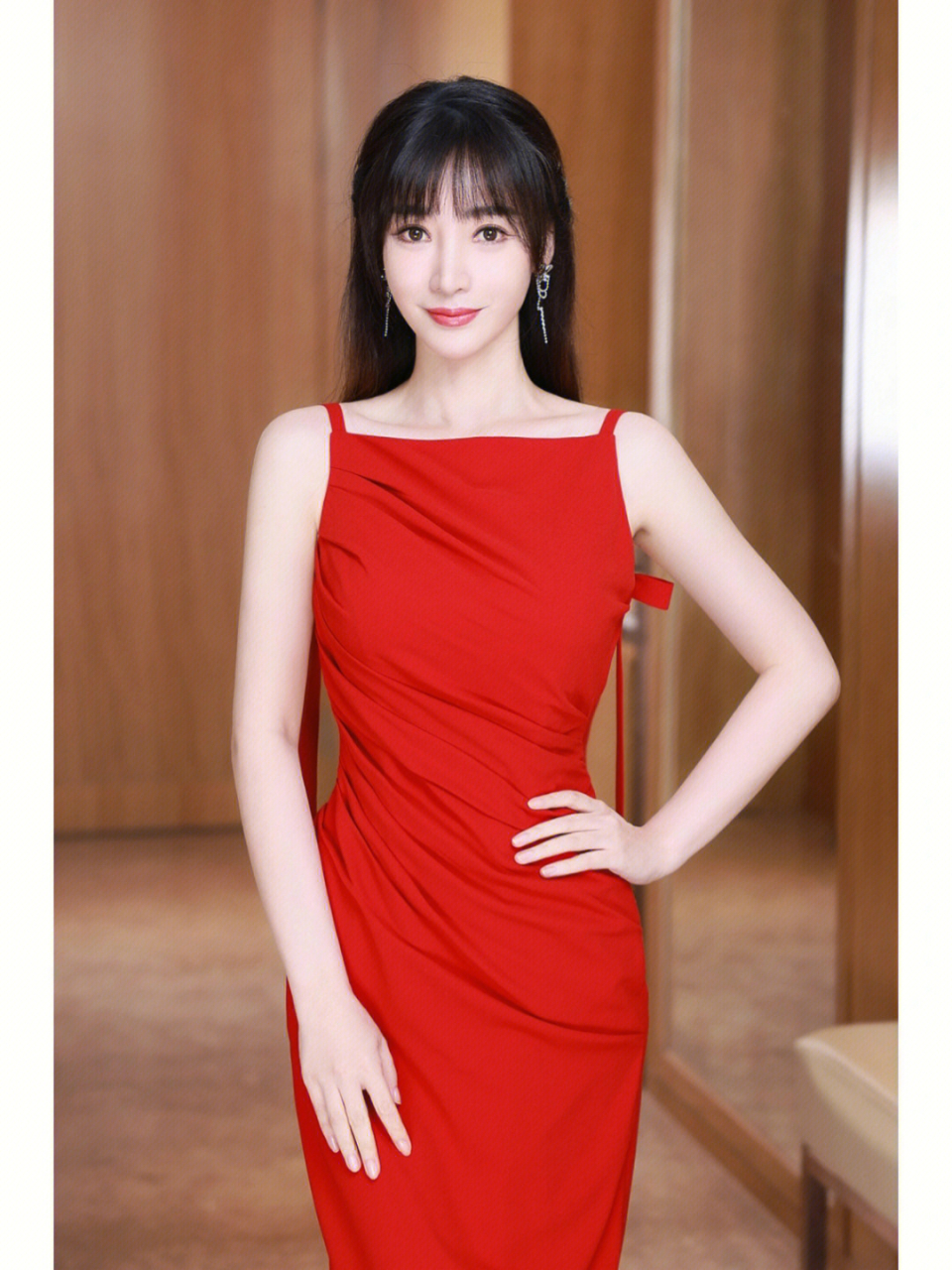 柳岩真的越来越美了,红色吊带长裙的娇媚明艳以及蓝色蝴蝶结公主裙的