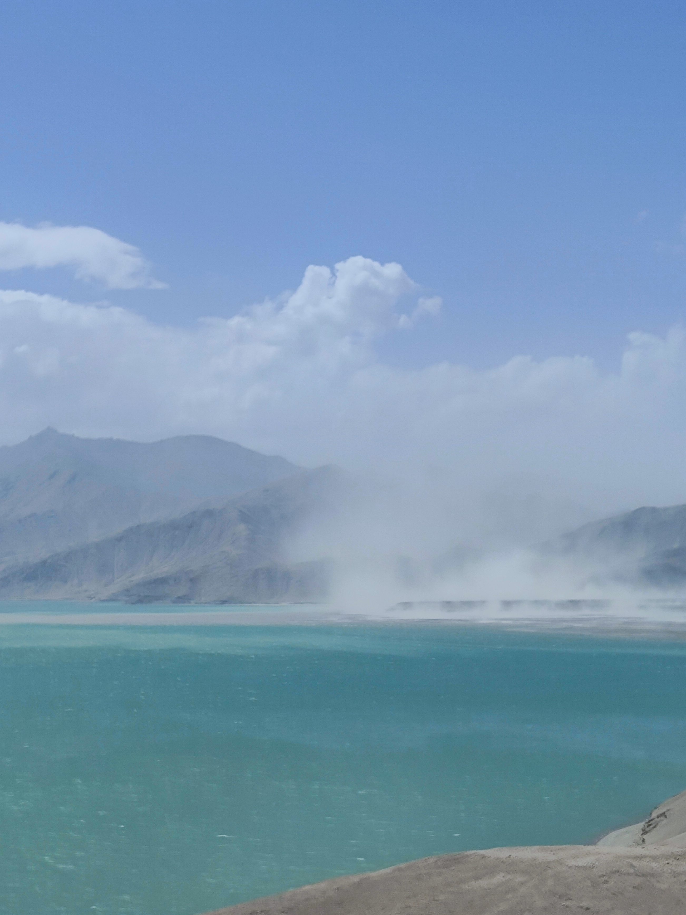 阿克陶县白沙湖,位于国道314的旁边,从奥依塔克冰川公园沿国道3141路