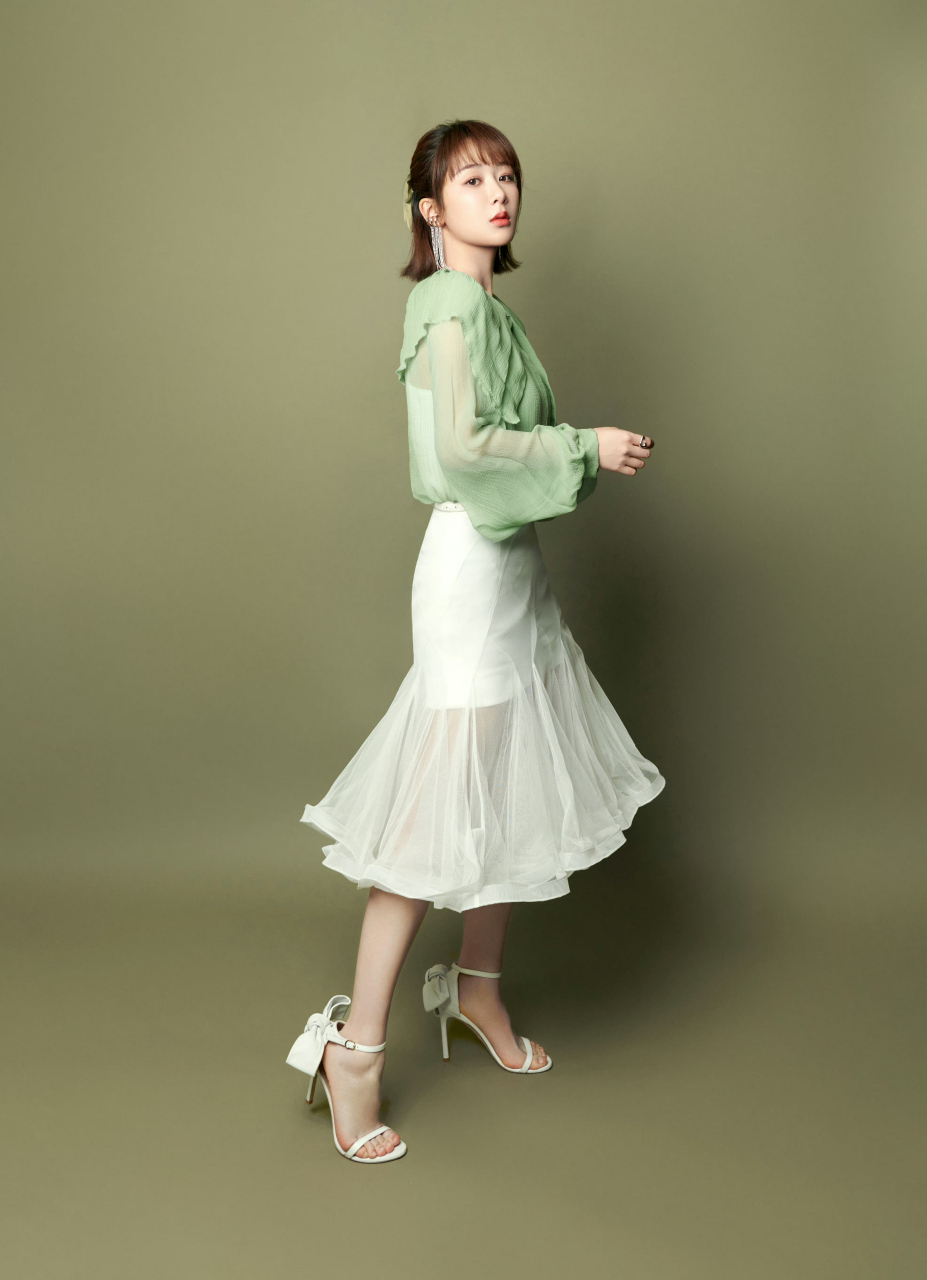 演员杨紫美脚摆拍照,2016年,杨紫凭借主演的都市职场女性剧《欢乐颂》