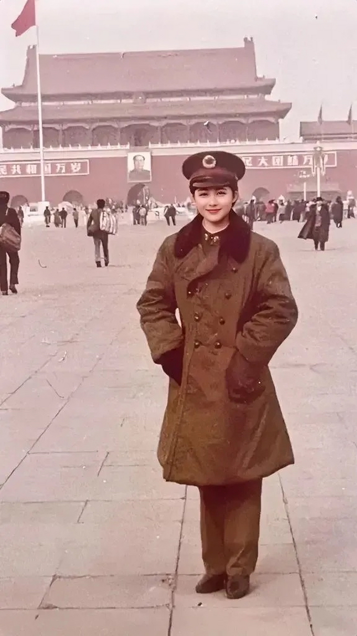 33年前的女兵高小辉 这是1990年,通信兵高小辉在北京天安门留影.
