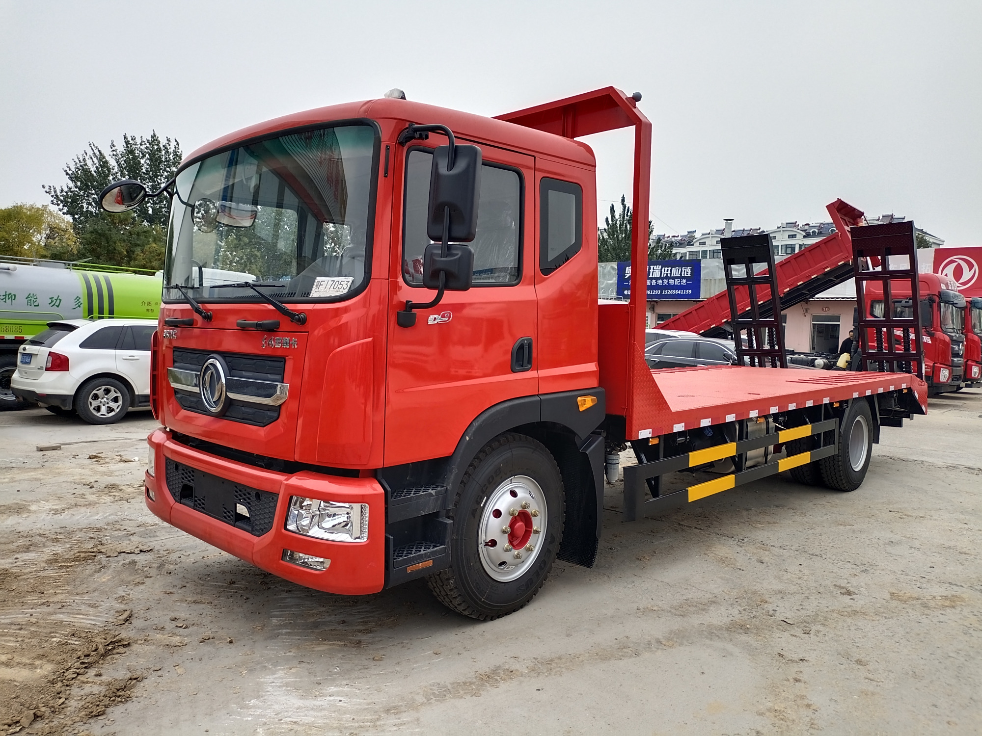 东风多利卡6.8米平板运输车,150挖机拖板车