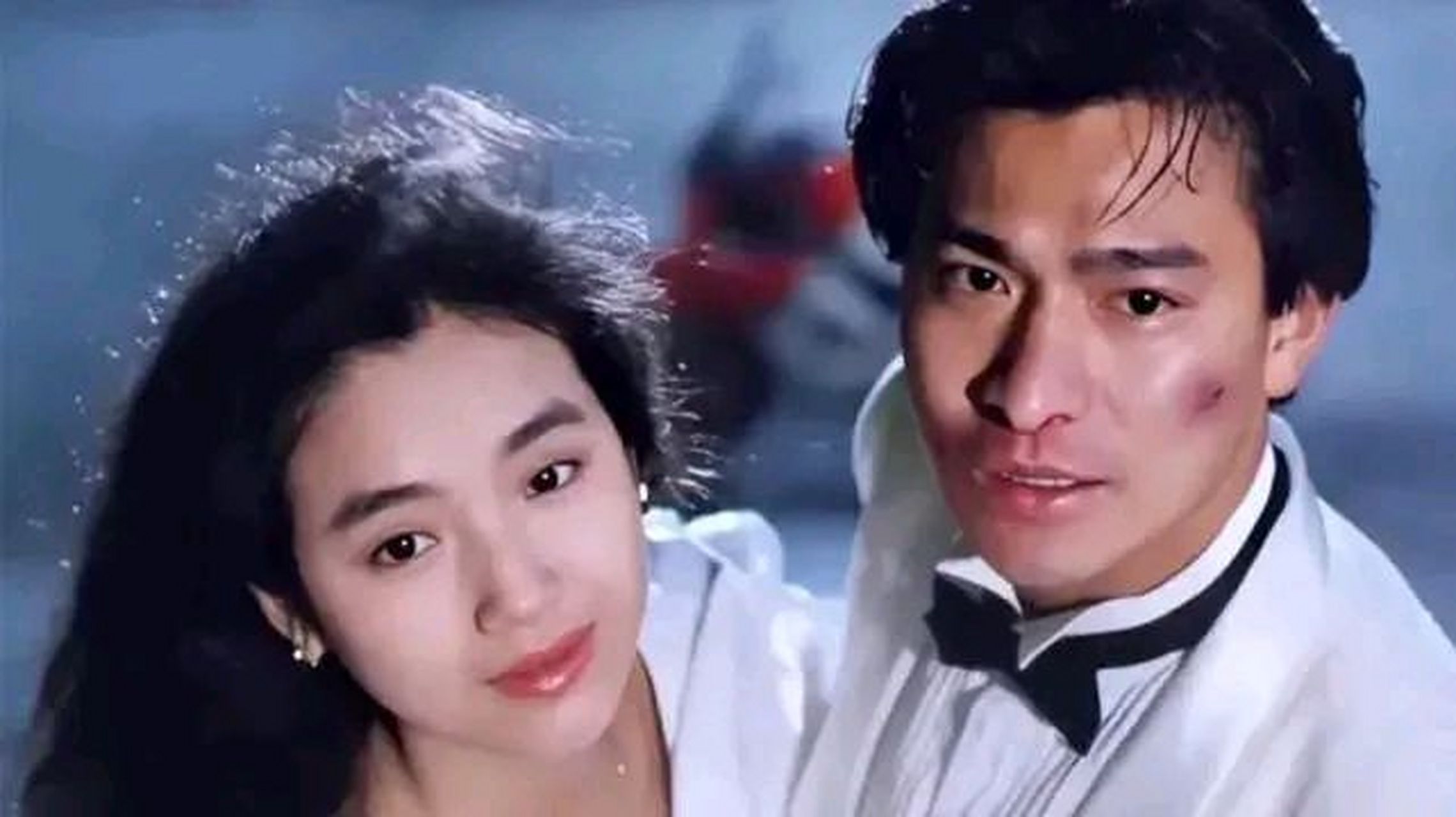 2004年,刘德华演唱会上,他突然单膝跪地,向吴倩莲icon求婚:"我喜欢你