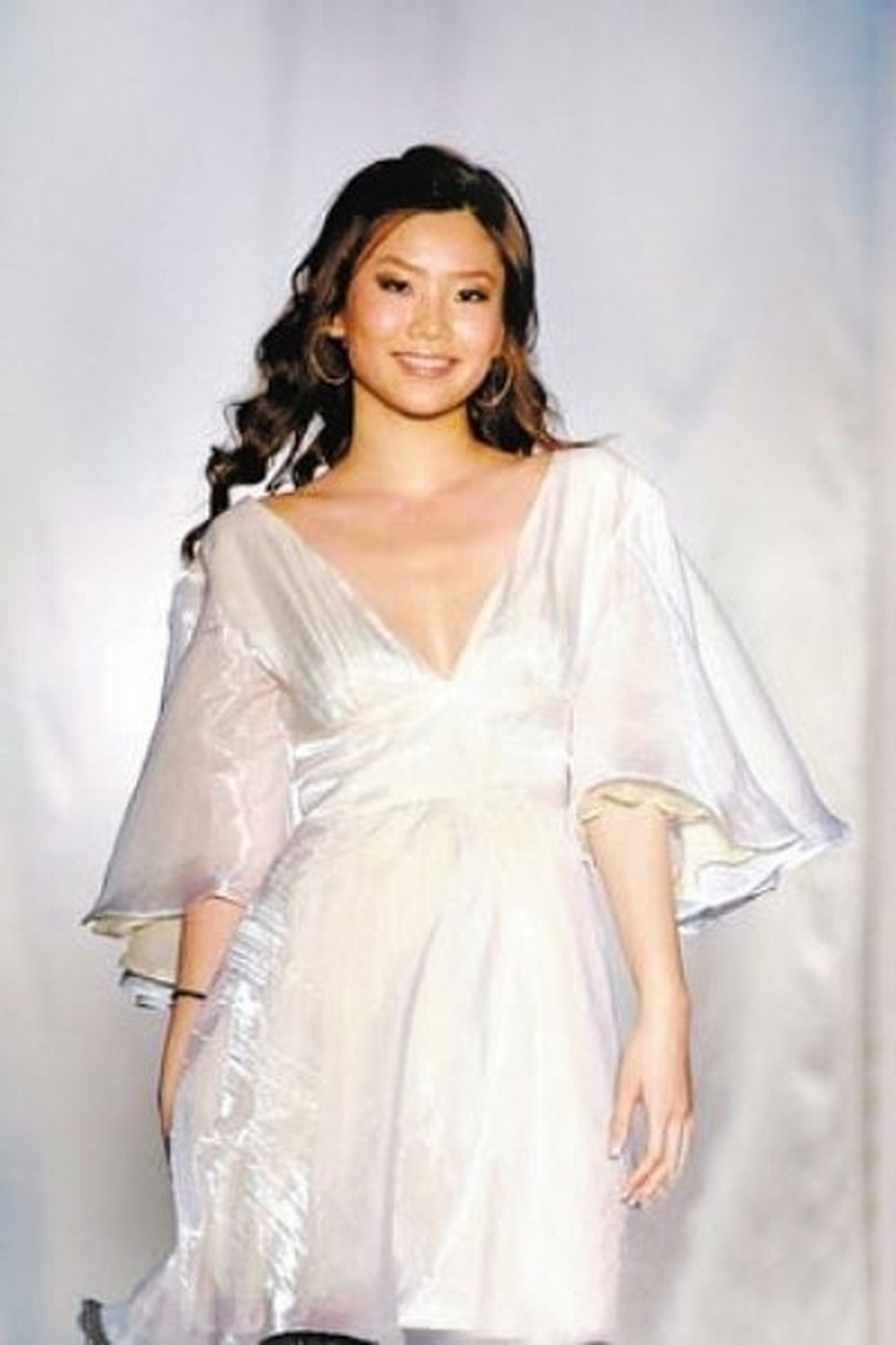 郑咏恩是郑少秋与官晶华的女儿,与郑欣宜是同父异母姐妹,但两人没有