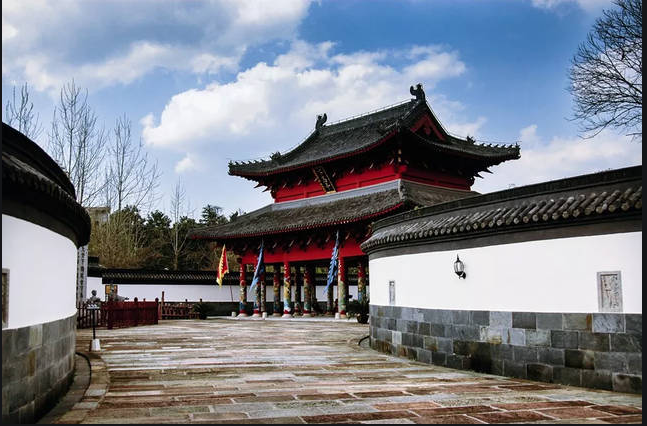 江西龙虎山有座大上清宫,是迄今规模较大的道教遗址