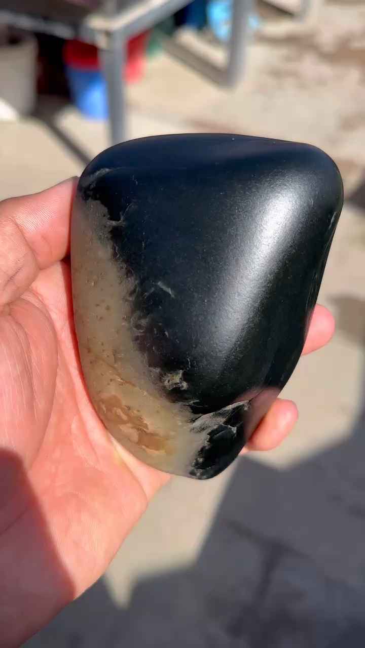 黑色的和田玉籽料不一定是墨玉,也有可能是黑青,要看打灯的颜色是怎么