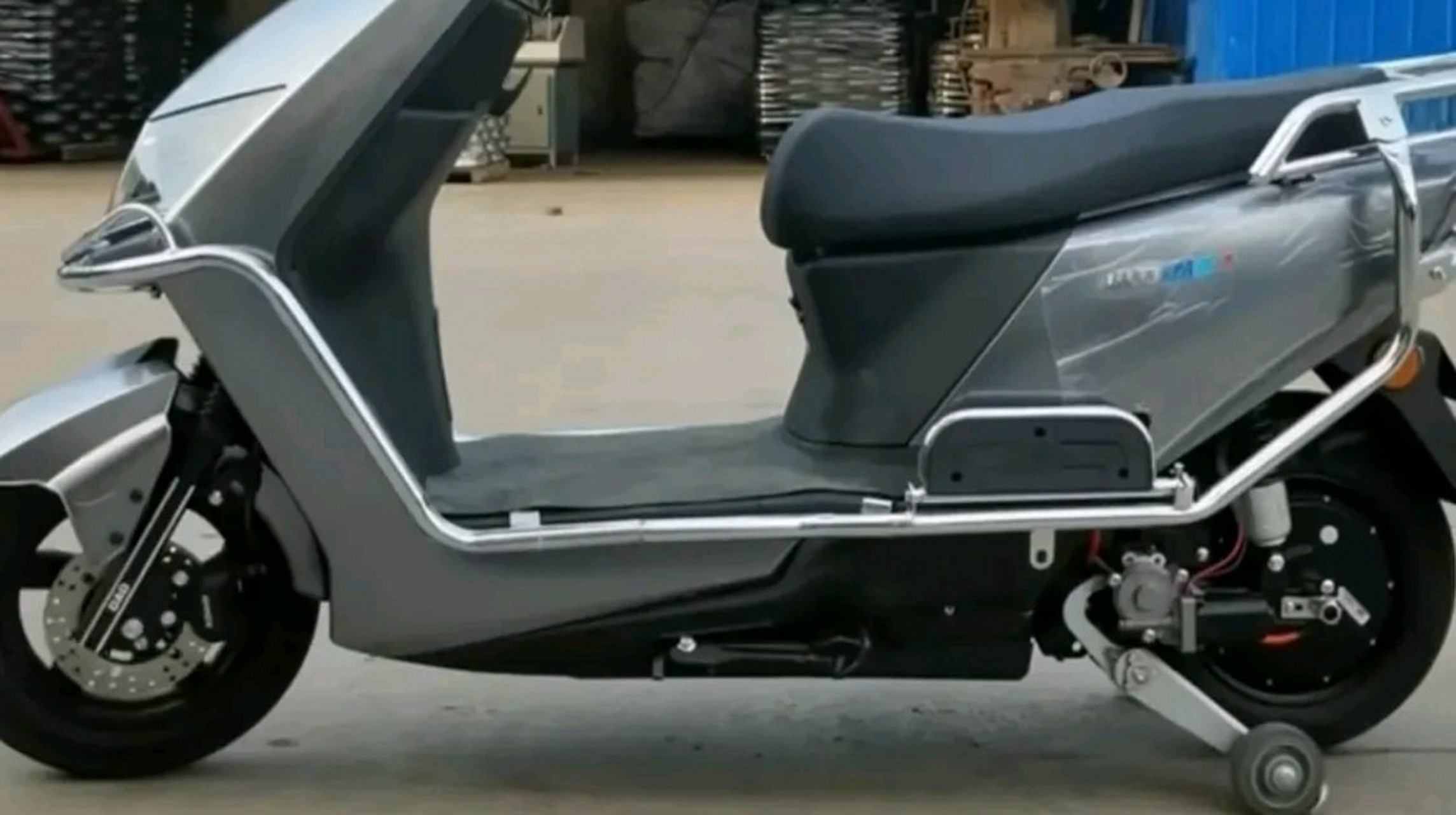 又一大发明,电动车辅助轮,还真第一次听说,它会自动平稳车,人坐上去就