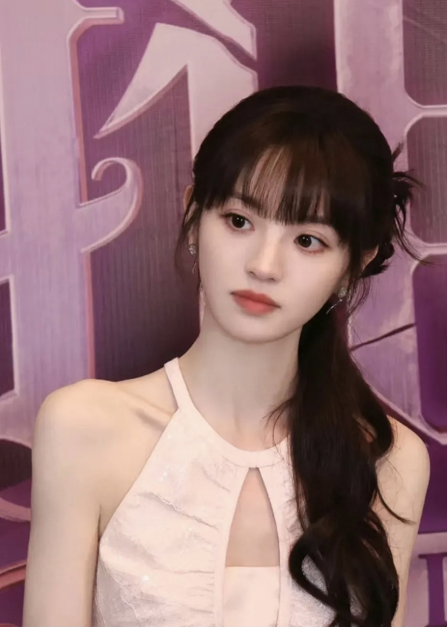 田曦薇一直以来都无法完全与屈楚萧断绝联系,原因是屈楚萧希望田曦 