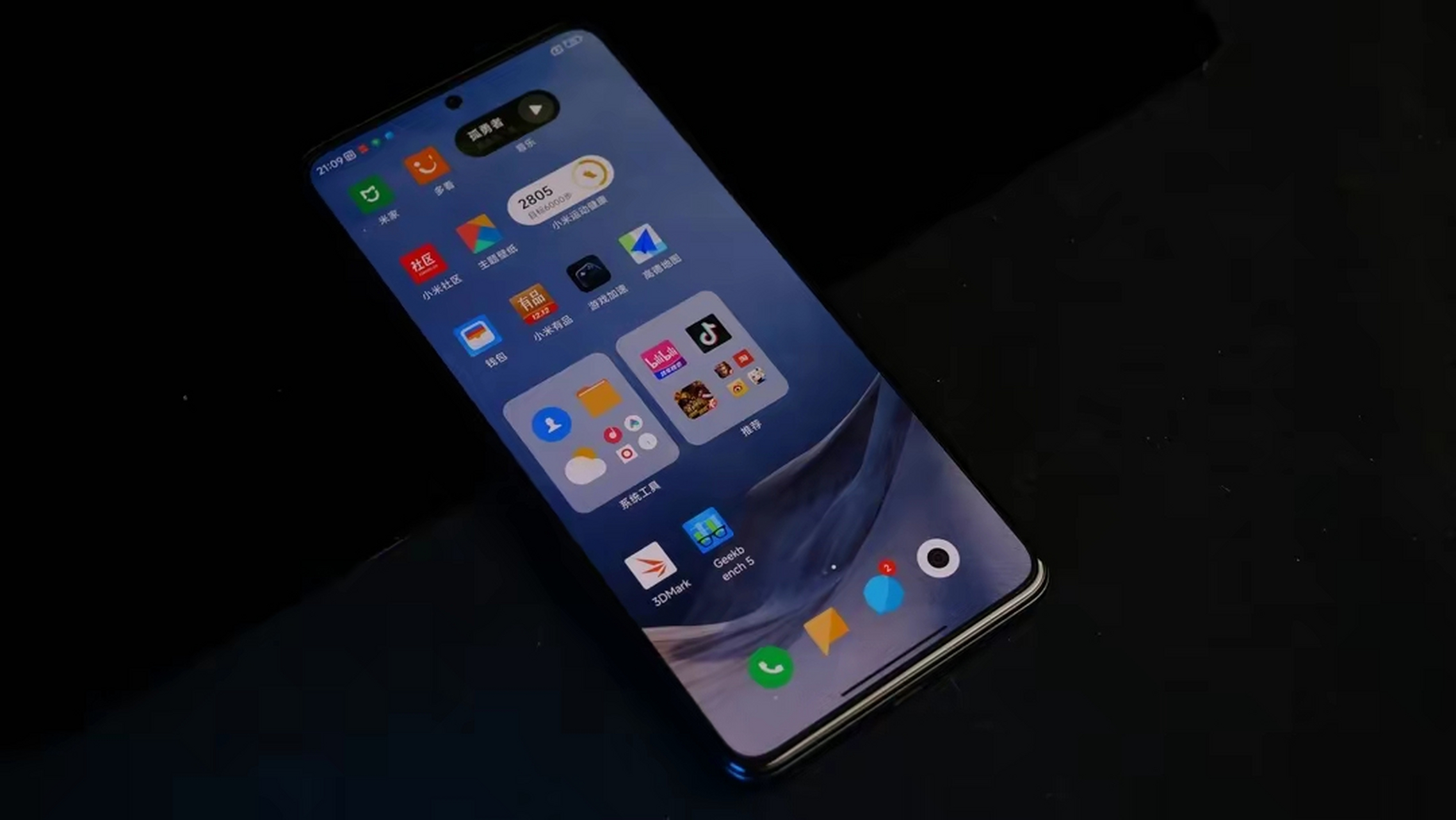 千万别奢望小米能够下放徕卡给红米,就算vivo的亲儿子iqoo也没有蔡司.