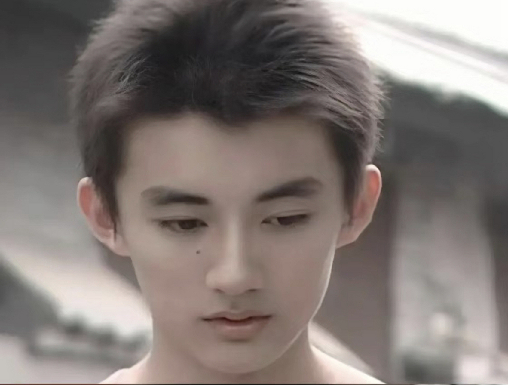 17岁的刘学义长的好像巅峰时期的刘烨,还是个睫毛精,属于浓颜系,是个