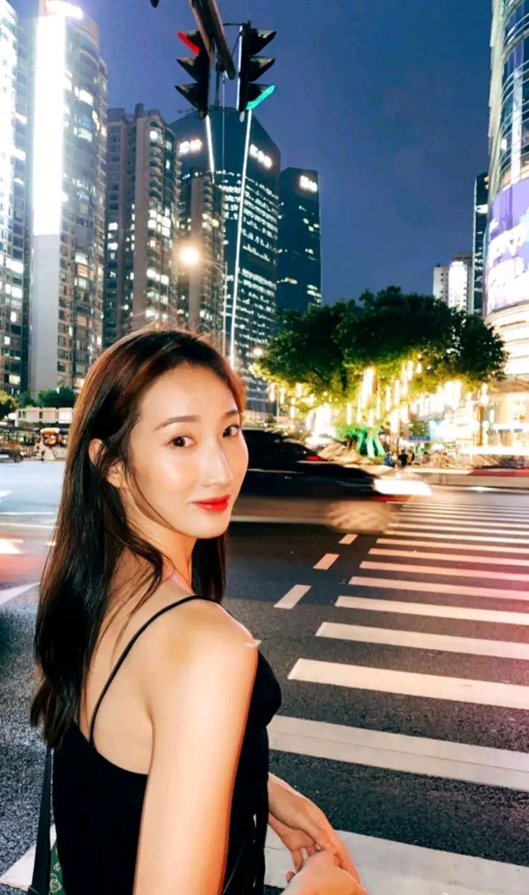 朱瑾慧哪有什么一夜成名,其实都是百炼成钢,穿着保