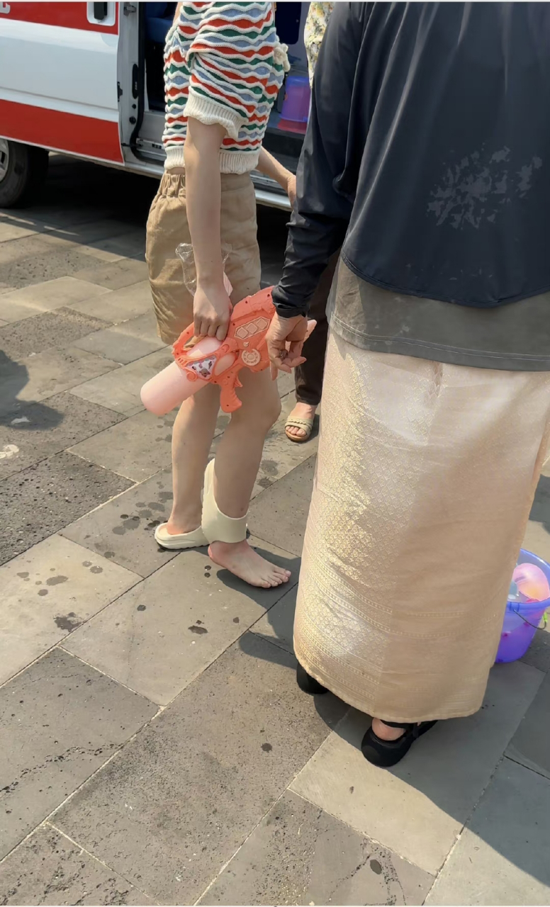 要是这位妹子穿上广东人最爱的人字拖,就不会有这么尴尬的情景出现了.