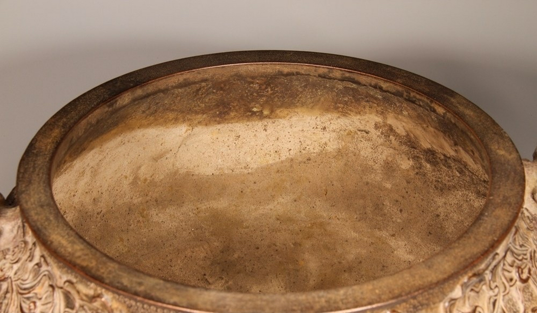 明宣德  凤凰牡丹炉 精铸紫铜铸造,浮雕老包浆,工艺精湛,包浆浓厚,高