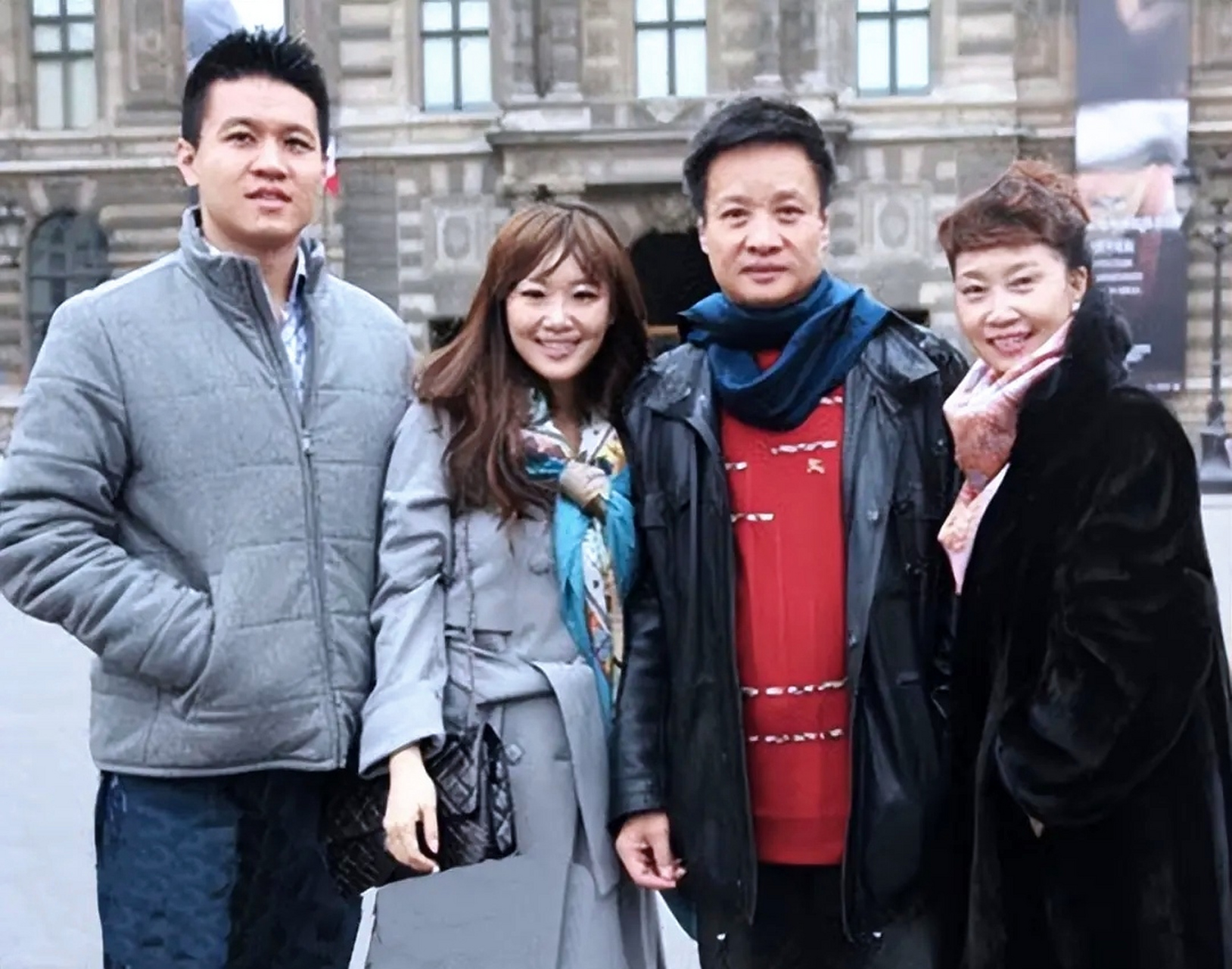 儿女亲家其乐融融 阎维文和李肇星在中国可是响当当的人物,阎维文是德