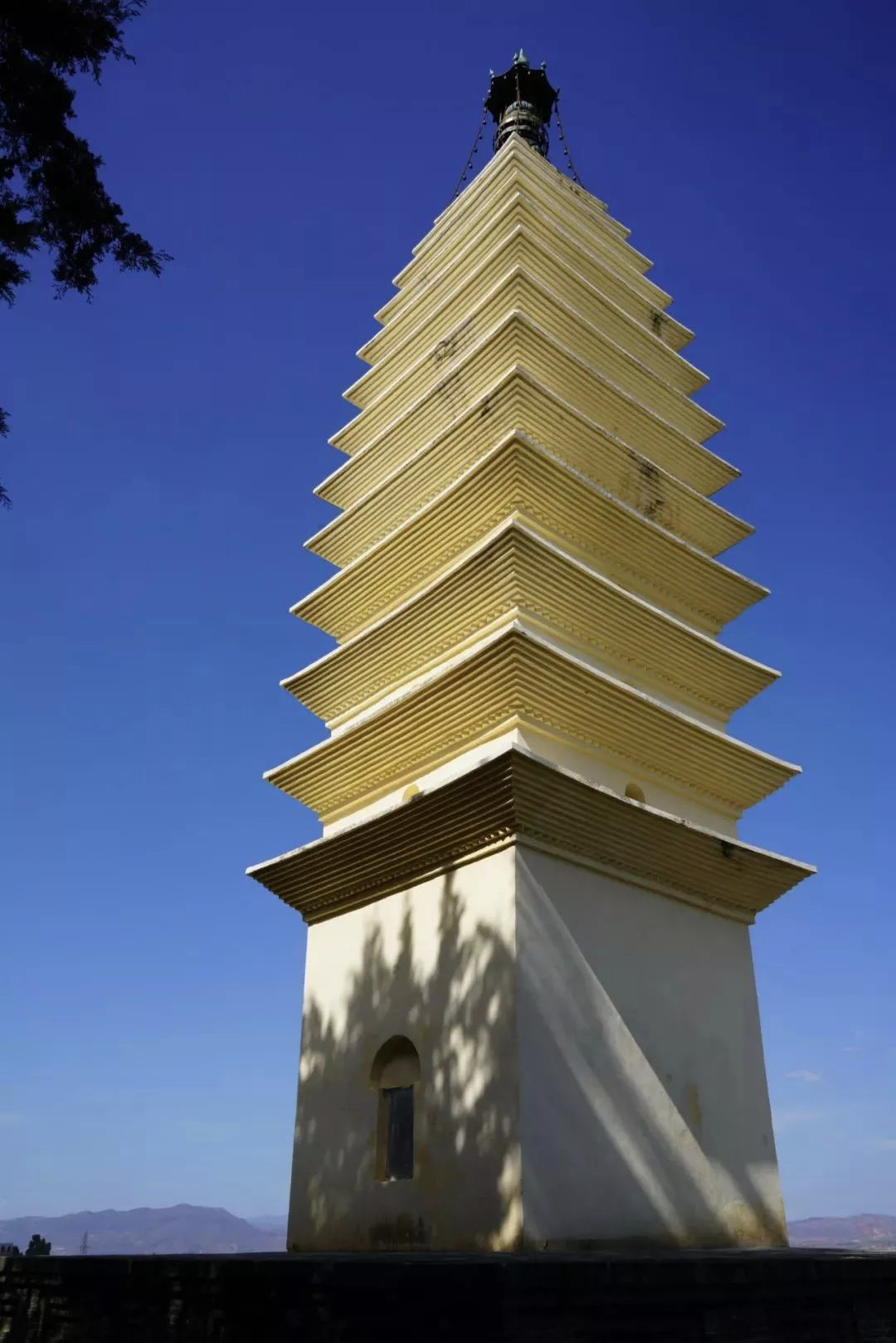 俗称蛇骨塔,建于南诏时期,位于南诏都城太和城城南,塔为方形十三级