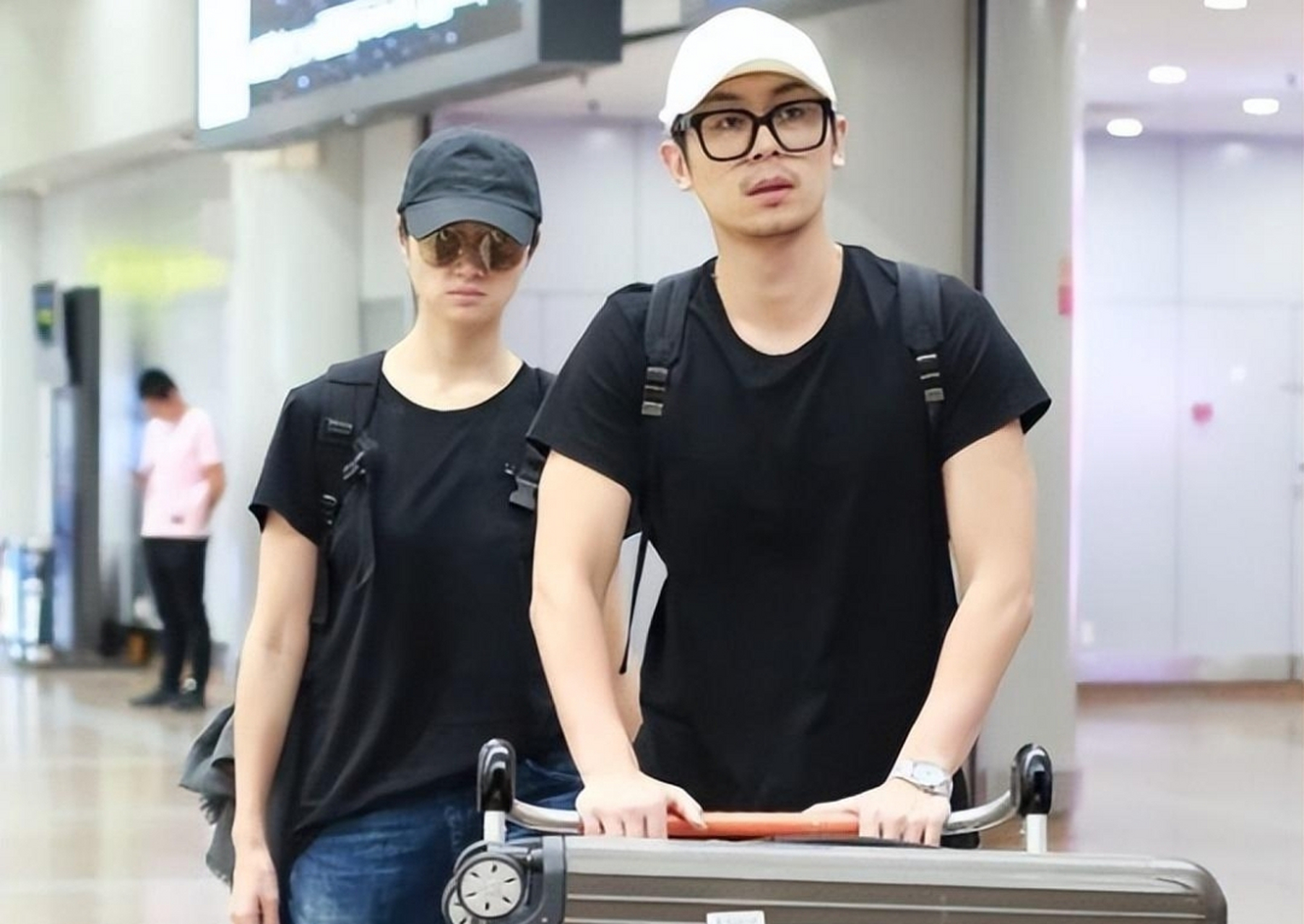 朱亚文夫妻同框,一个成熟帅气,一个清纯温柔,好般配!