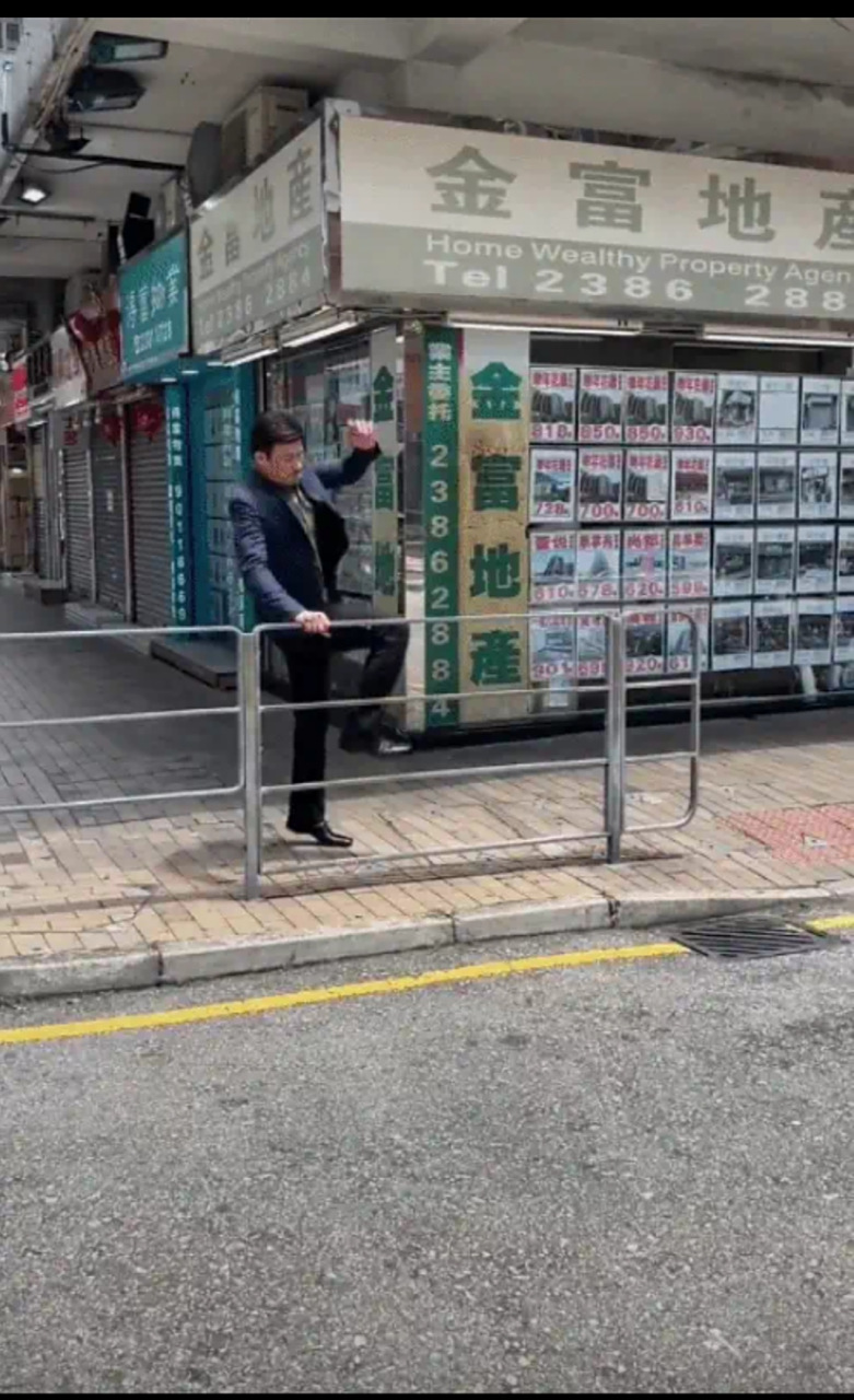 63岁的李子雄太让人意外了,在香港街头学"东莞仔"跨栏,单手一跃而过.