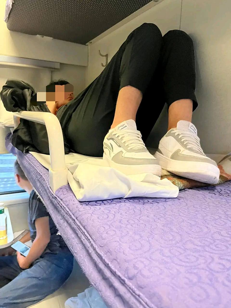 曝光一个没素质的人……  前天晚上坐火车卧铺,我在下铺,火车开时已经