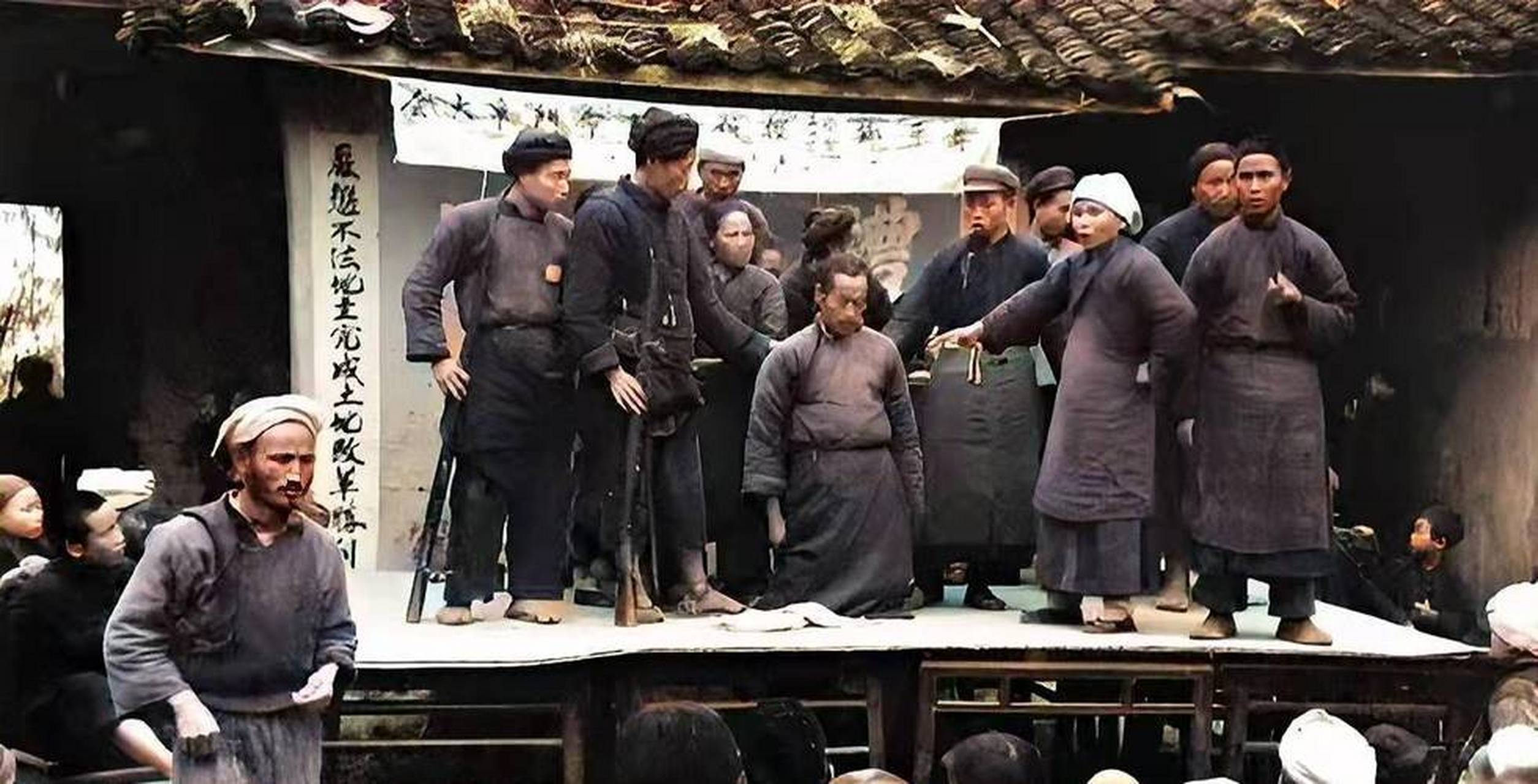 这是一张50年代真实斗地主的场景照片.