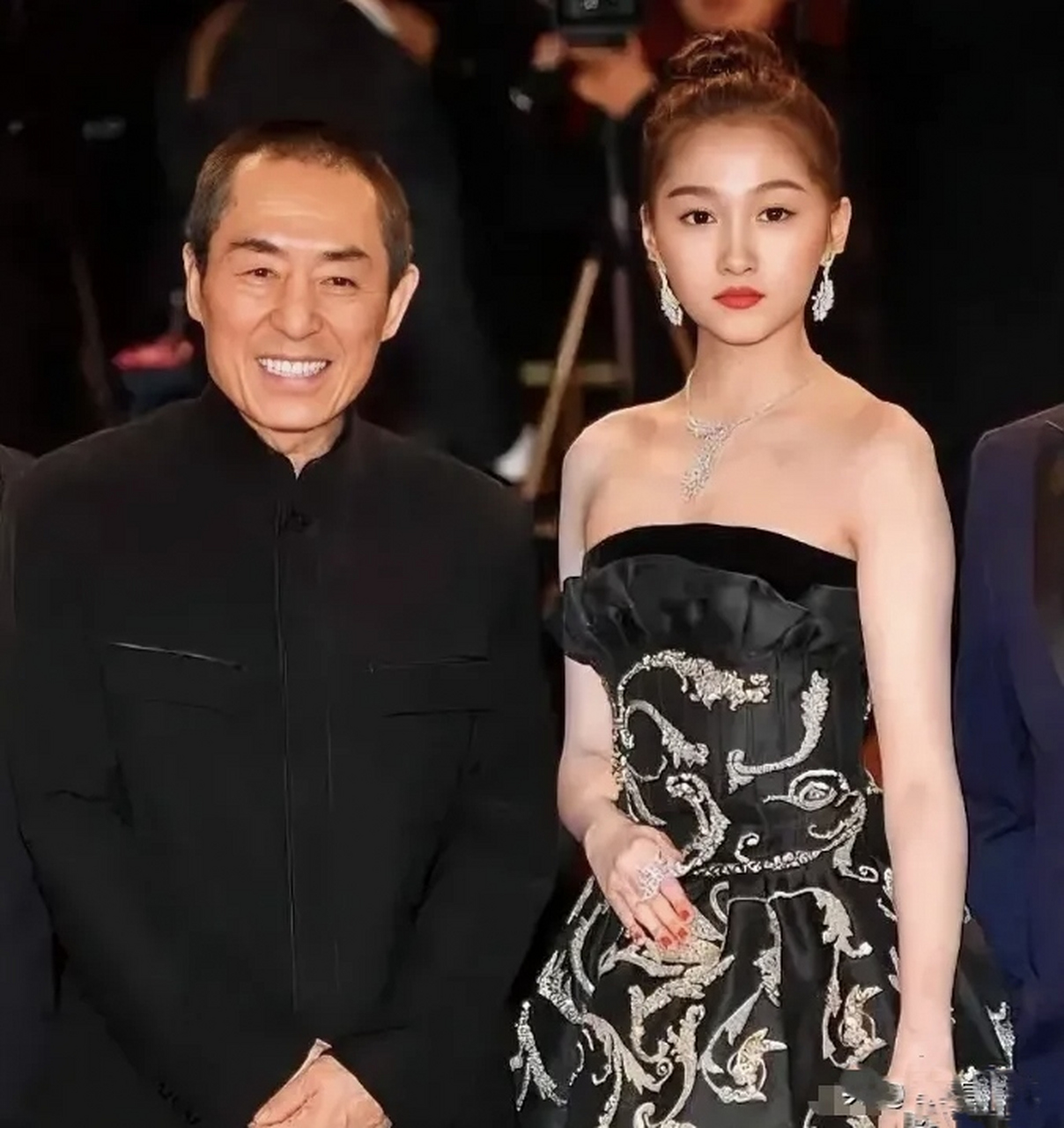 一次颁奖礼,关晓彤遇见了张艺谋,赶紧夹紧双腿,身体半蹲.