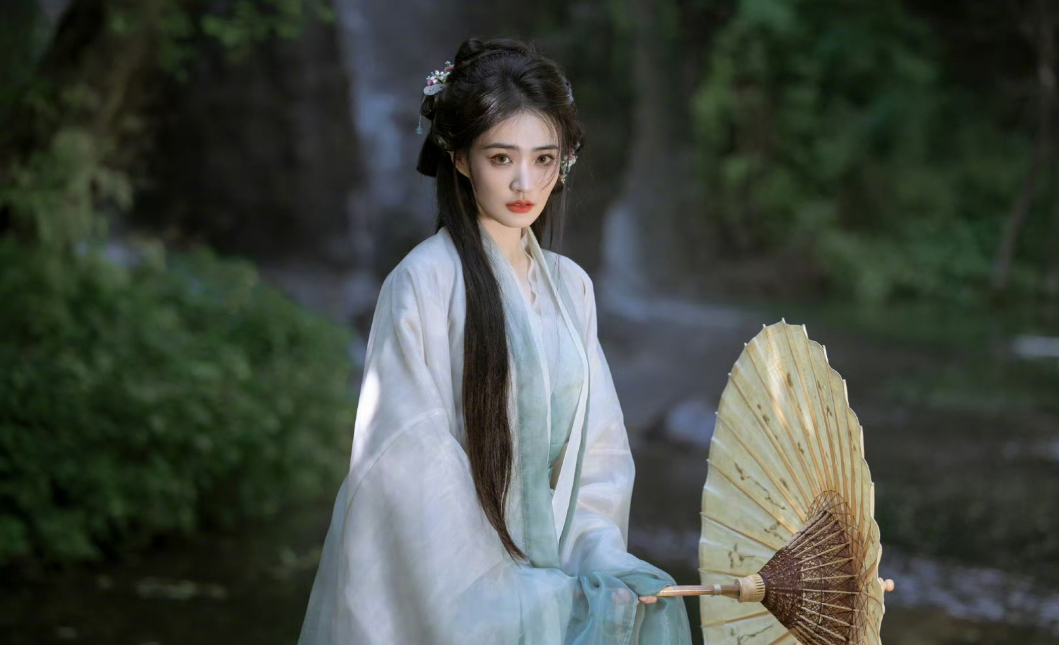 穿古装的徐璐像仙女一样,秋风吹动着她的发丝,飘飘欲仙,看她像精灵一