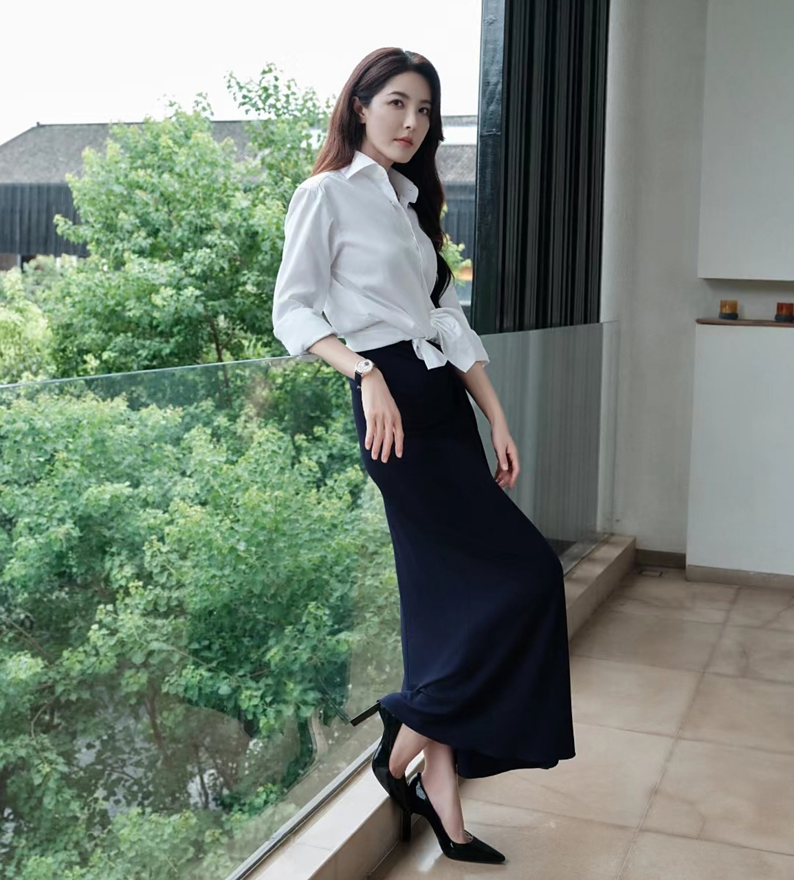 曾黎参加露营活动太有御姐范,白衬衫加长裙优雅感十足,再穿上细高跟鞋