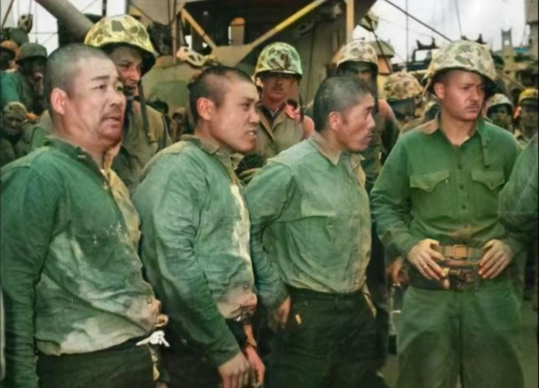 1945年,太平洋战争,硫磺岛战役,三名被美军俘虏的日军,他们脸上露出不